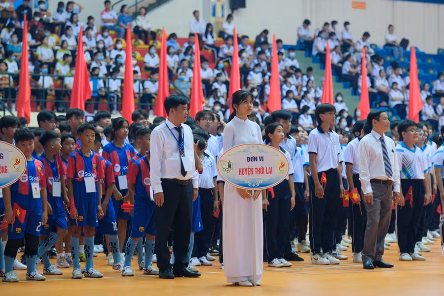 Các đoàn tham gia thi đấu diễu hành tại buổi lễ.
