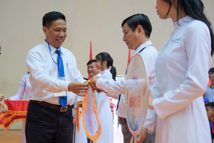 Lãnh đạo thành phố trao cờ cho đại diện các đoàn tham gia.
