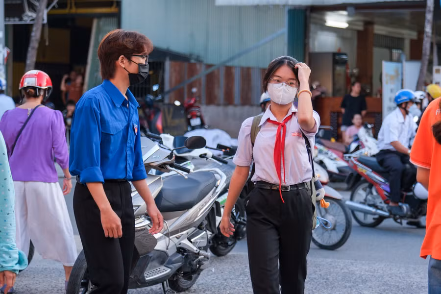 Từ rất sớm, phụ huynh và học sinh đã có mặt tại các điểm thi. Từ rất sớm, phụ huynh và học sinh đã có mặt tại các điểm thi.
