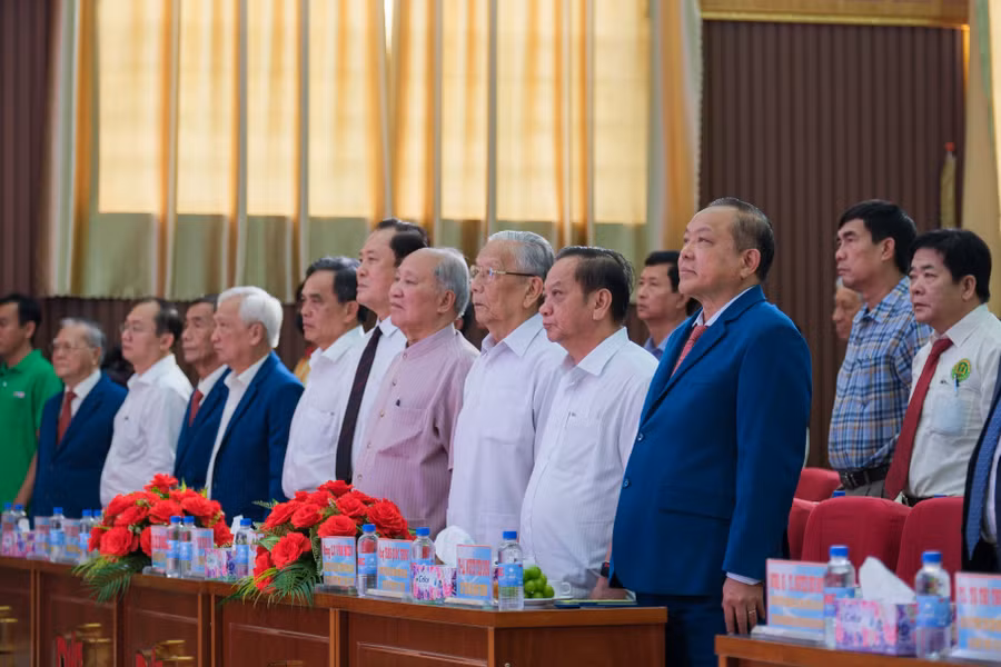 Đại biểu tham dự buổi lễ.