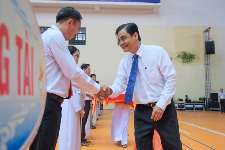 Lãnh đạo thành phố trao cờ cho đại diện các đoàn tham gia.