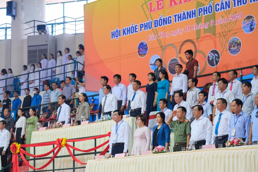 Đại biểu thực hiện nghi thức chào cờ tại buổi lễ.