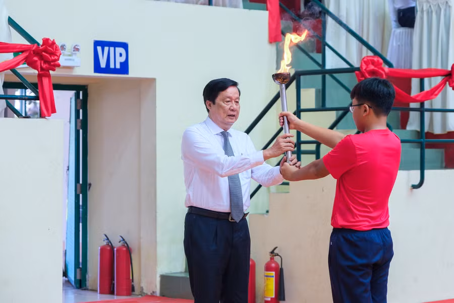 Lãnh đạo thành phố thực hiện nghi thức rước đuốc Hội khoẻ phù đổng cấp thành phố năm 2023.