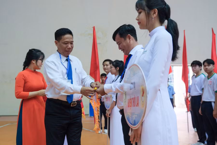 Lãnh đạo thành phố trao cờ cho đại diện các đoàn tham gia.