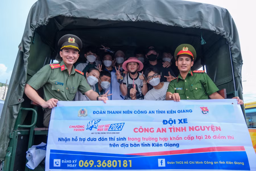 Đoàn thanh niên Công an tỉnh Kiên Giang hỗ trợ đưa đón thí sinh vùng huyện đảo.