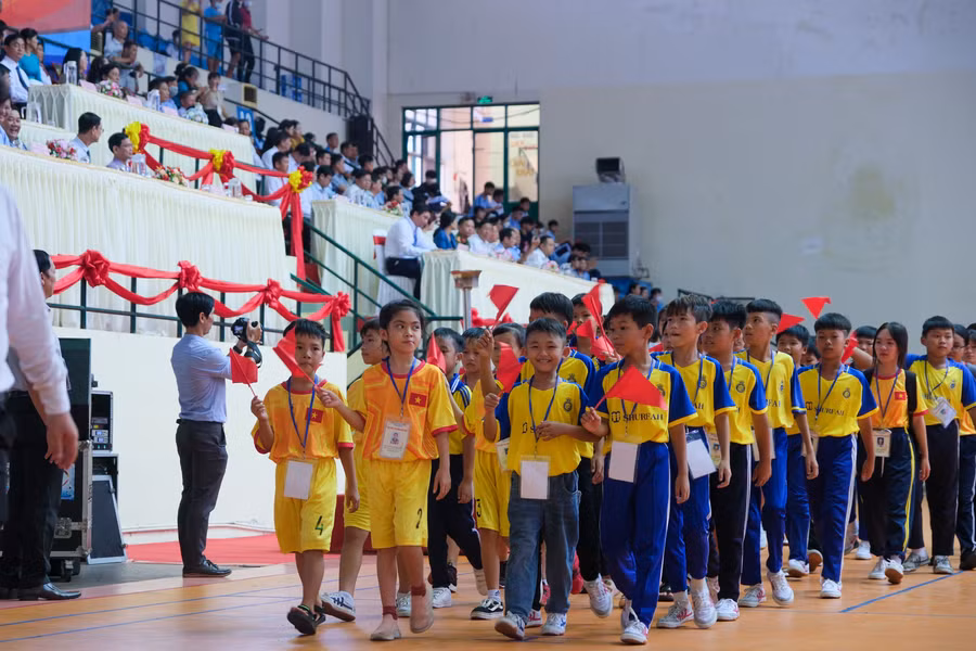 Các đoàn tham gia thi đấu diễu hành tại buổi lễ.