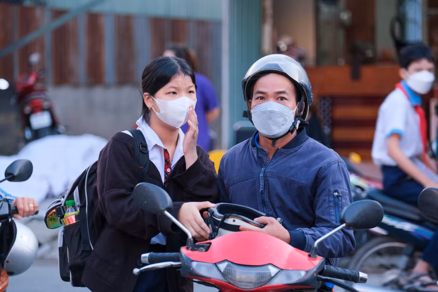 Từ rất sớm, phụ huynh và học sinh đã có mặt tại các điểm thi. Từ rất sớm, phụ huynh và học sinh đã có mặt tại các điểm thi.