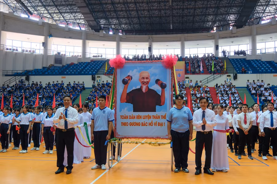 Lãnh đạo thành phố trao cờ cho đại diện các đoàn tham gia.