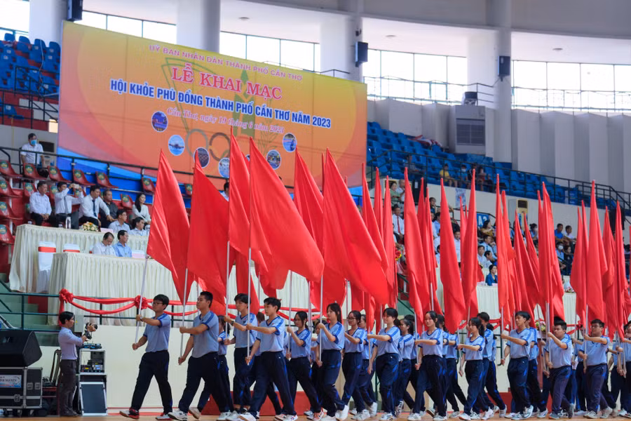 Đoàn cờ diễu hành tại buổi lễ.