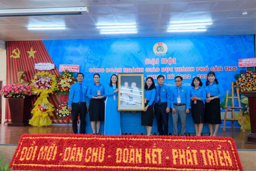 Lãnh đạo Liên đoàn và Sở GD&amp;ĐT đến dự và chúc mừng đại hội.