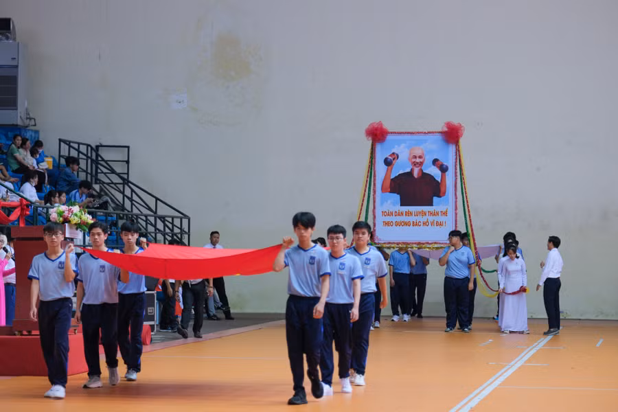 Nghi thức rước cờ Tổ quốc và ảnh Bác.