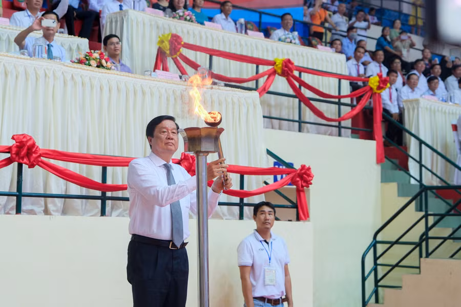 Lãnh đạo thành phố thực hiện nghi thức rước đuốc Hội khoẻ phù đổng cấp thành phố năm 2023.
