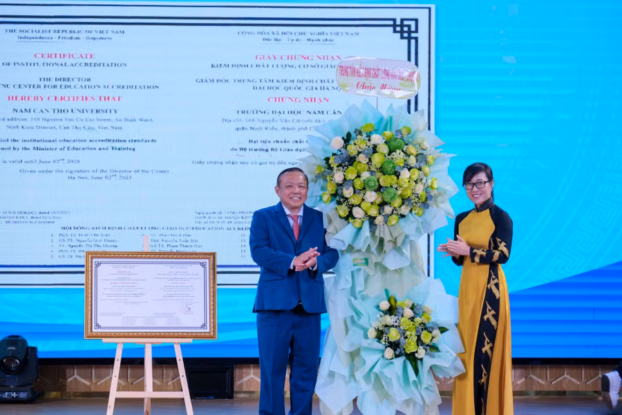 TS.LS Nguyễn Tiến Dũng, Chủ tịch HĐT trường đại diện nhận Giấy chứng nhận kiểm định chất lượng giáo dục (chu kỳ 2) và Chứng nhận xếp hạng đối sánh 4 sao UPM.