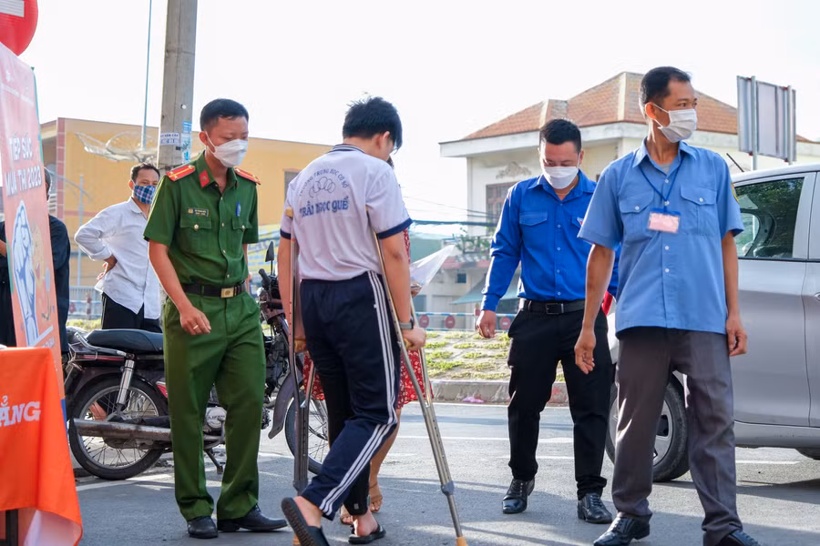 Lực lượng công an và Đoàn thanh niên hỗ trợ học sinh không may gãy chân đến phòng thi.