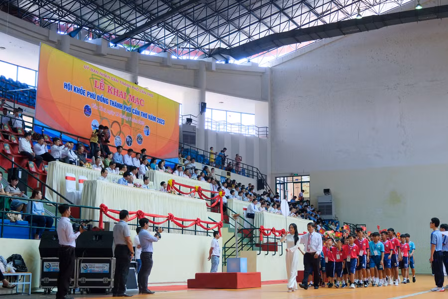 Các đoàn tham gia thi đấu diễu hành tại buổi lễ.