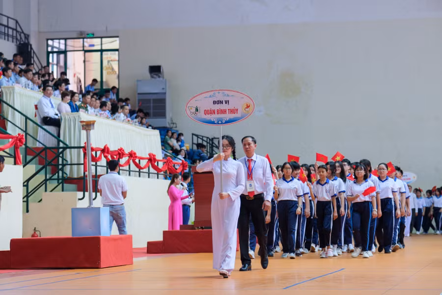 Các đoàn tham gia thi đấu diễu hành tại buổi lễ.