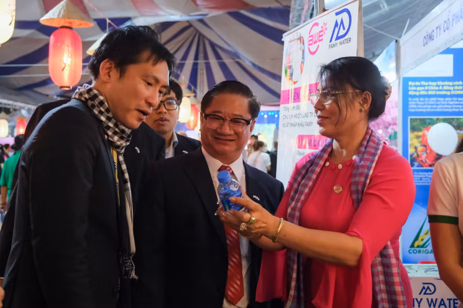Lãnh đạo UBND Tp Cần Thơ cùng đại diện Nhật tham quan khu gian hàng trưng bày, triển lãm.