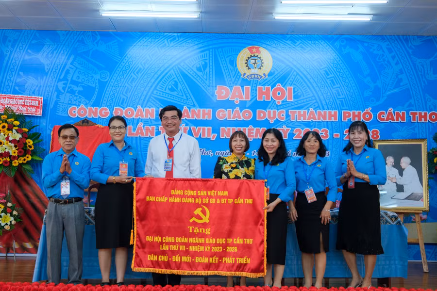 Lãnh đạo Liên đoàn và Sở GD&amp;ĐT đến dự và chúc mừng đại hội.