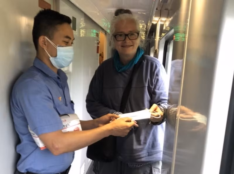 Hàng chục nghìn khẩu trang miễn phí được phát cho hành khách đi tàu
