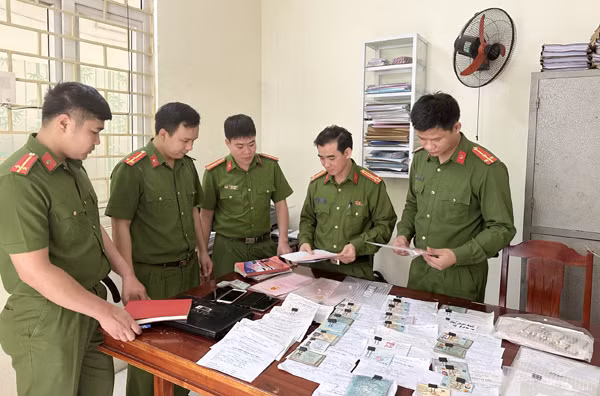 Cơ quan công an thu giữ nhiều tài liệu liên quan đến chuyên án. (Ảnh: CATH).