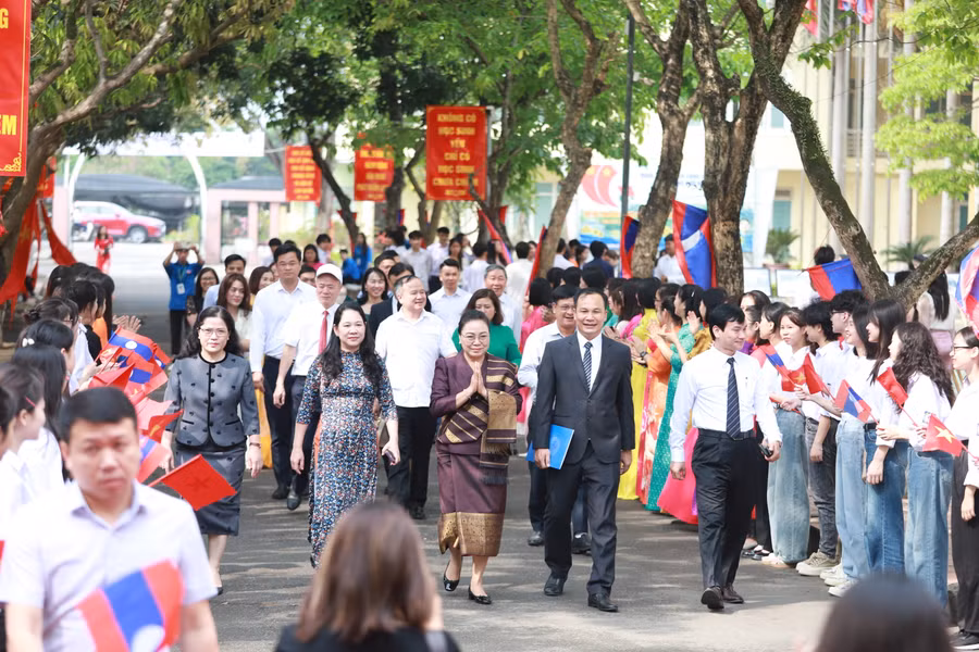 Các đại biểu khách mời tới dự buổi lễ trong sự chào đón nồng nhiệt từ các em học sinh Việt Nam và Lào tại trường. Các đại biểu khách mời tới dự buổi lễ trong sự chào đón nồng nhiệt từ các em học sinh Việt Nam và Lào tại trường.