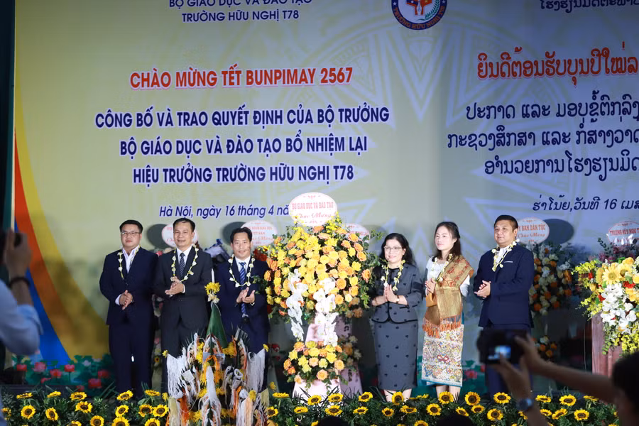 Thứ trưởng Nguyễn Thị Kim Chi tặng lẵng hoa chúc mừng Tết Bunpimay 2567 tới các lưu học sinh Lào tại nhà trường. Thứ trưởng Nguyễn Thị Kim Chi tặng lẵng hoa chúc mừng Tết Bunpimay 2567 tới các lưu học sinh Lào tại nhà trường.