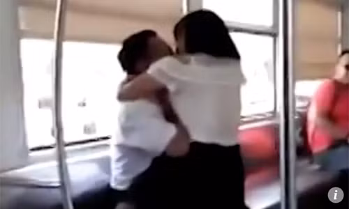 Người phụ nữ xả cơn cáu giận bằng cách tấn công một hành khách nam trên tàu. Người phụ nữ xả cơn cáu giận bằng cách tấn công một hành khách nam trên tàu.