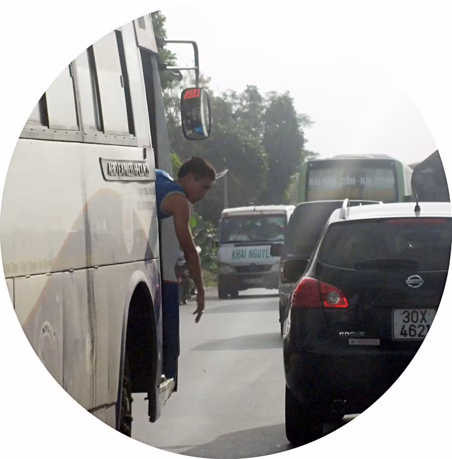 Phụ xe làm hoa tiêu khi xe lấn làn