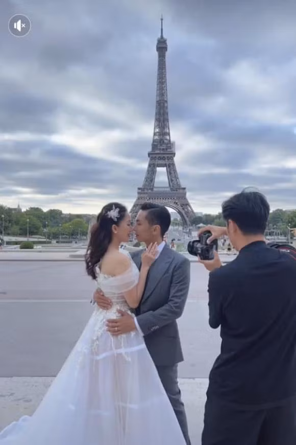 Khoảnh khắc lãng mạn của cặp đôi ở Pháp.
