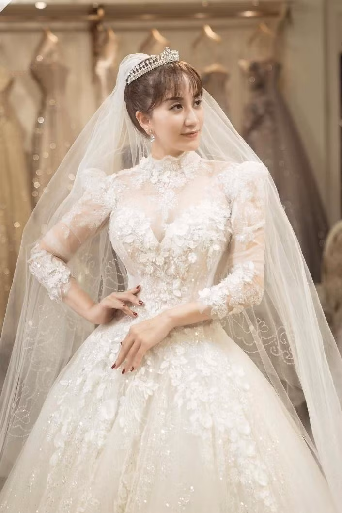 Khánh Thi đẹp như công chúa trong trang phục váy cưới.