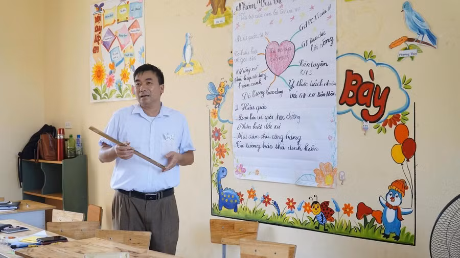 Thầy Đoàn Văn Chữ - Hiệu trưởng trường Tiểu học Bản Lầu. Thầy Đoàn Văn Chữ - Hiệu trưởng trường Tiểu học Bản Lầu.