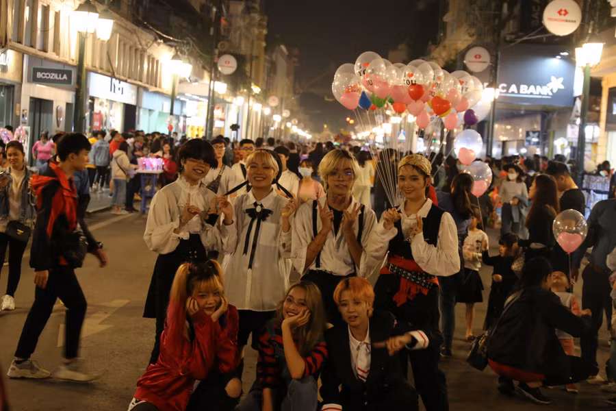 Đến với Halloween, bạn sẽ được hóa trang và hòa mình vào dòng người tấp nập, được tham gia vào những hoạt động vui chơi rất đặc trưng... Halloween.