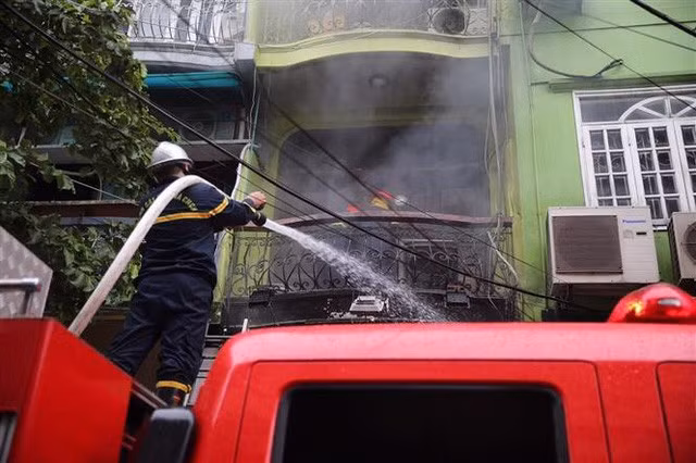 Cháy lớn ở phố Núi Trúc, Hà Nội - Ảnh 4.