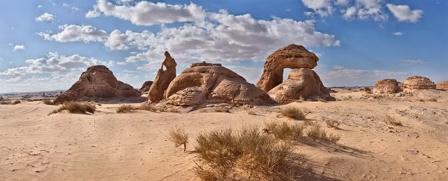 Tảng đá Al Naslaa nằm ở ốc đảo sa mạc Tayma, Arab Saudi, Tây Á.