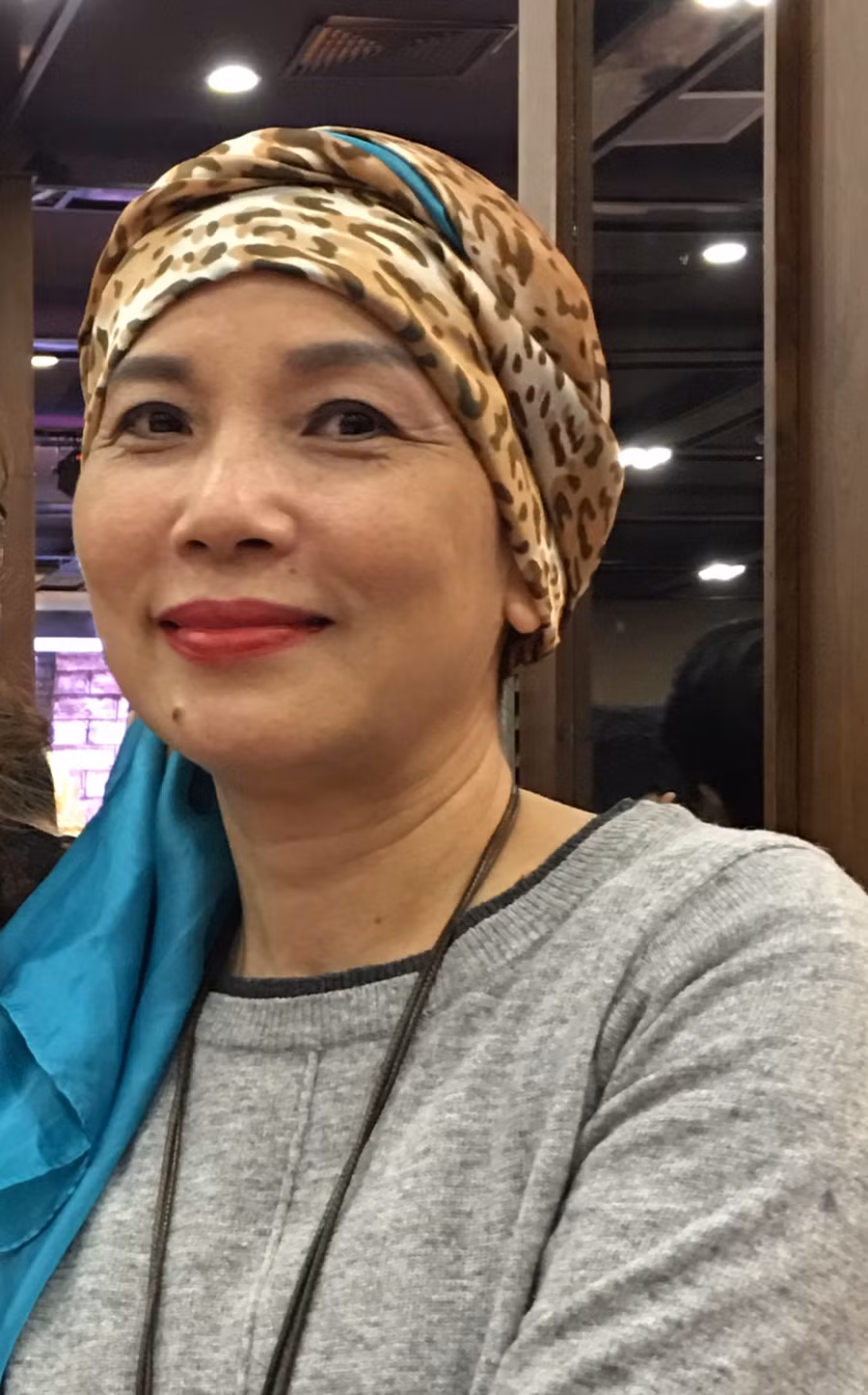 Quấn khăn lên đầu, cố NSƯT Phương Nhi quên nỗi đau bệnh ung thư để trở lại sàn diễn. Ảnh: PN.