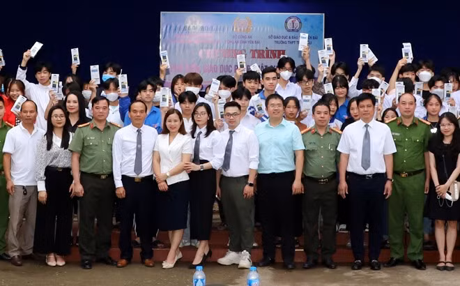 Các đại biểu chụp ảnh lưu niệm cùng thầy cô và học sinh trong trường.