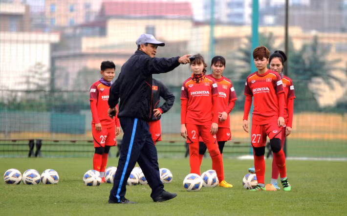 HLV Mai Đức Chung và các học trò hiện đang tích cực chuẩn bị cho trận play-off tranh vé dự Olympic Tokyo HLV Mai Đức Chung và các học trò hiện đang tích cực chuẩn bị cho trận play-off tranh vé dự Olympic Tokyo