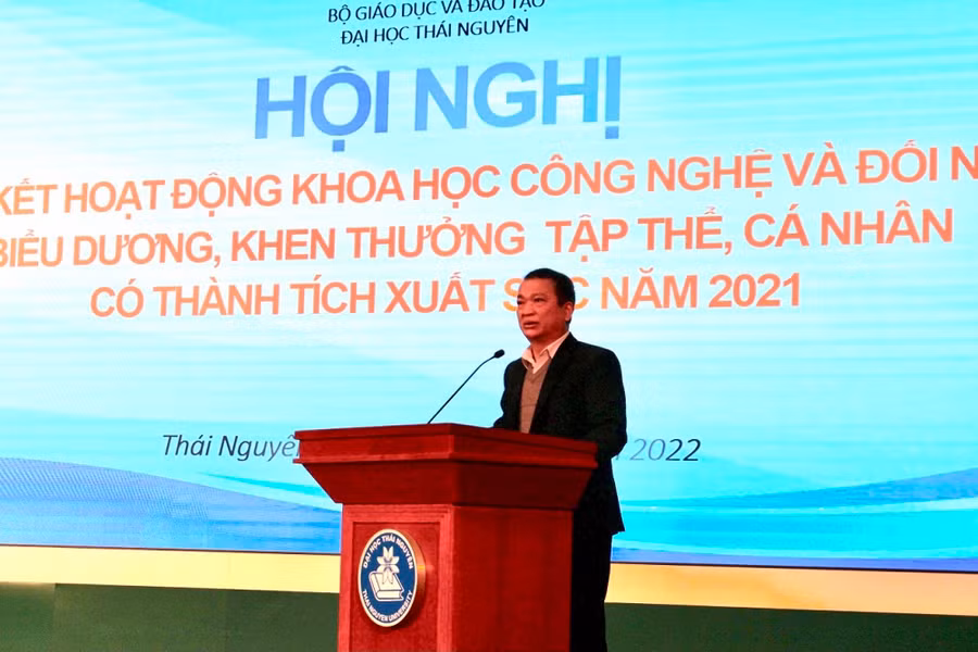 GS.TS Phạm Hồng Quang, Bí thư Đảng ủy, Chủ tịch Hội đồng, Giám đốc Đại học Thái Nguyên phát biểu tại hội nghị