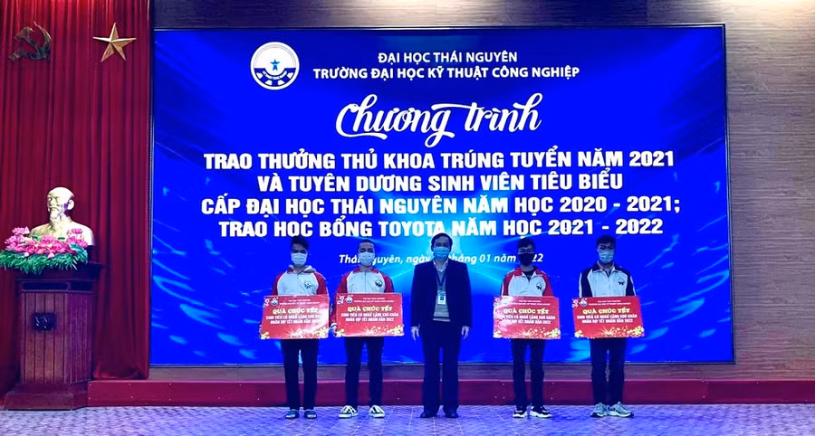 Thái Nguyên: Tặng học bổng, quà Tết cho sinh viên có hoàn cảnh khó khăn ảnh 3