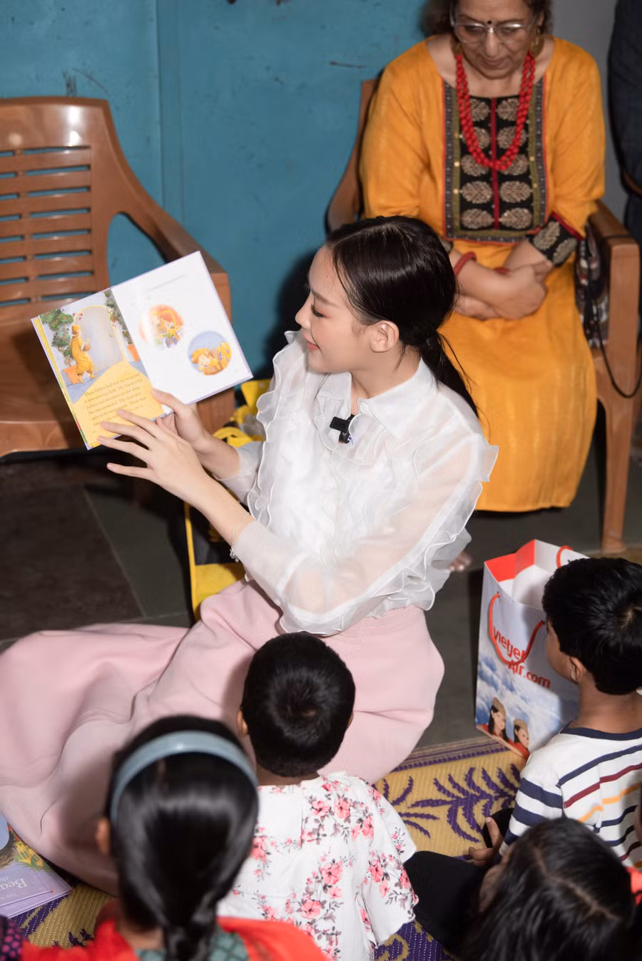 Miss Intercontinental Bảo Ngọc đem truyện cổ tích đến với trẻ em Ấn Độ.