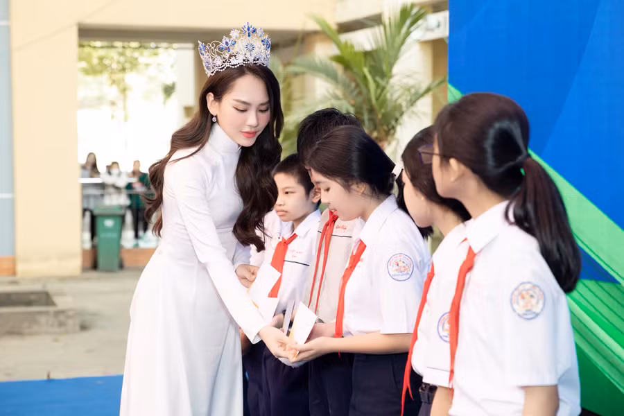 Mai Phương tặng 10 suất học bổng đến các em học sinh có hoàn cảnh khó khăn Mai Phương tặng 10 suất học bổng đến các em học sinh có hoàn cảnh khó khăn