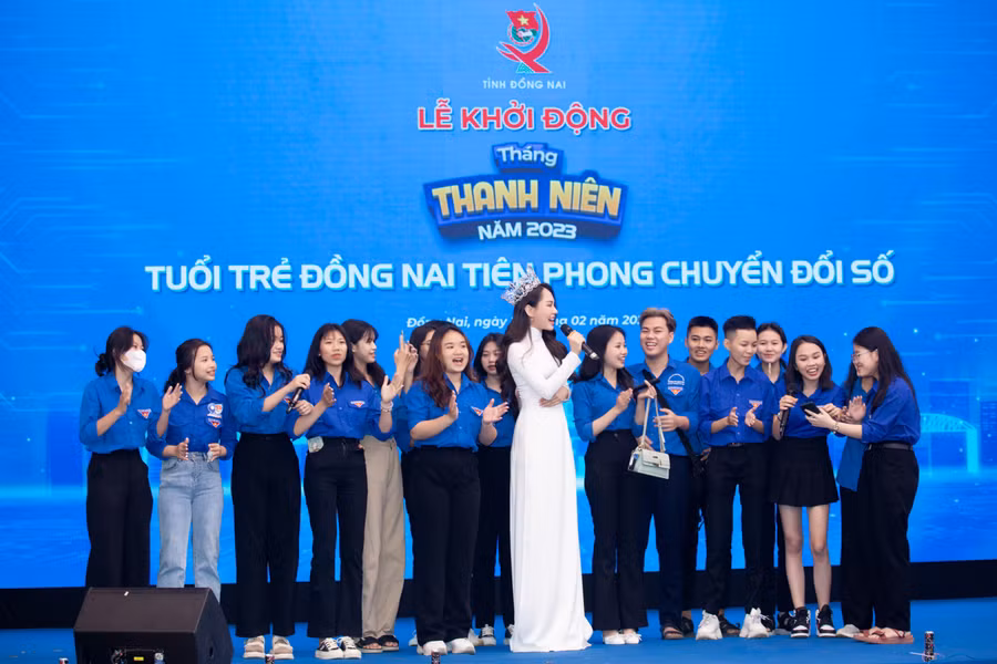 Nàng hậu sinh năm 1999 nhận được sự yêu thương và ủng hộ từ khán giả cả nước trong hành trình “mang chuông đi đánh xứ người” sắp tới tại Miss World 2023. Nàng hậu sinh năm 1999 nhận được sự yêu thương và ủng hộ từ khán giả cả nước trong hành trình “mang chuông đi đánh xứ người” sắp tới tại Miss World 2023.