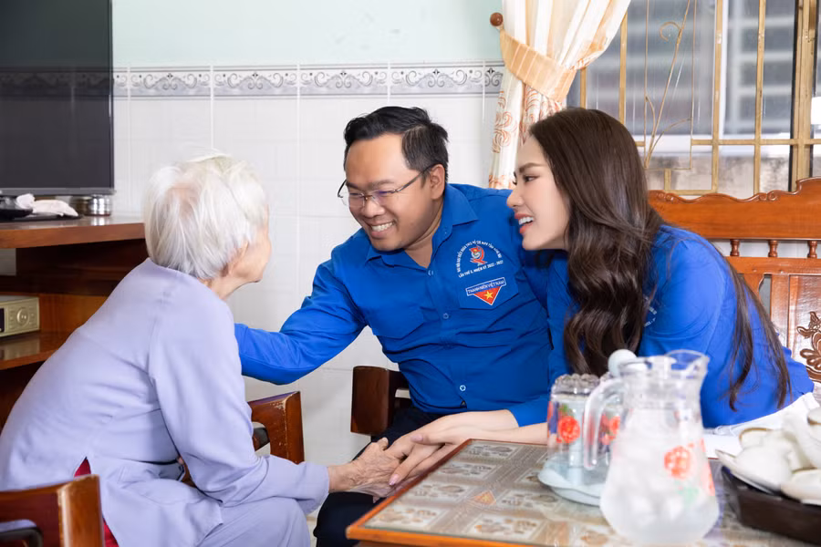 Hoa hậu Mai Phương đến thăm hỏi, tặng quà tri ân mẹ Việt Nam anh hùng Lê Thị Diệm. Hoa hậu Mai Phương đến thăm hỏi, tặng quà tri ân mẹ Việt Nam anh hùng Lê Thị Diệm.