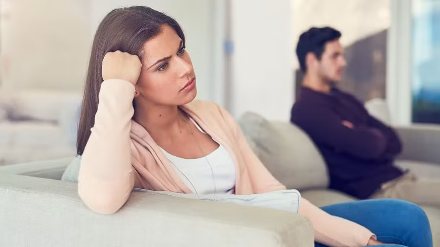 Một người đã bị lừa dối có thể cảm thấy dễ bị tổn thương, ghen tuông, tức giận, vô cùng chán nản và lo lắng. (Ảnh: ITN). Một người đã bị lừa dối có thể cảm thấy dễ bị tổn thương, ghen tuông, tức giận, vô cùng chán nản và lo lắng. (Ảnh: ITN).