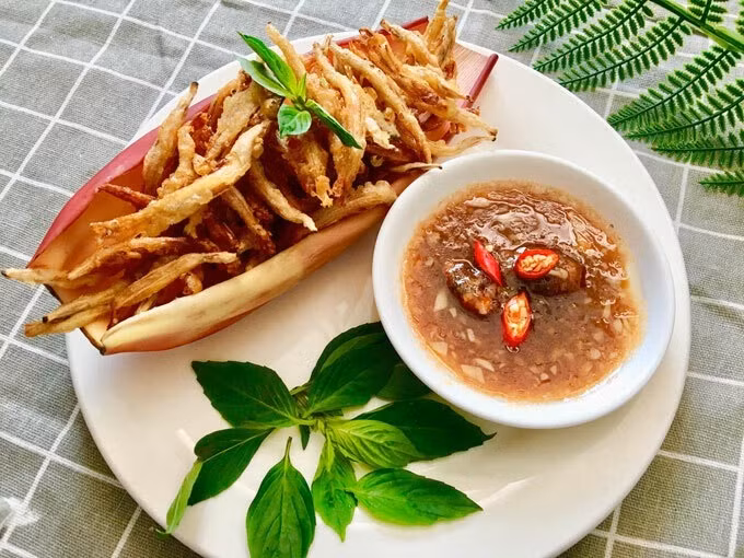 Hoa chuối chiên giòn chấm sốt me.