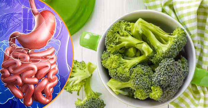 Uống sinh tố cải xoăn, súp lơ xanh, dâu tay và chanh giúp thải độc đường ruột và tốt cho sức khỏe tổng thể.