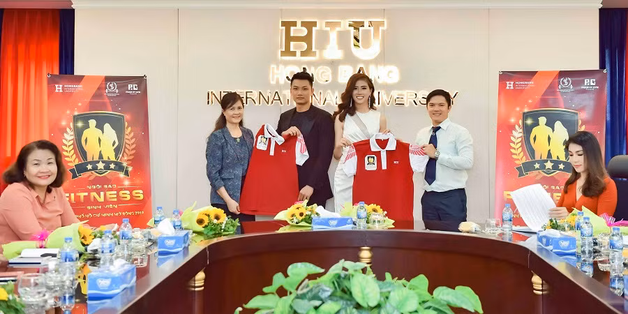 các khách mời nhận quà kỉ niệm tại buổi công bố