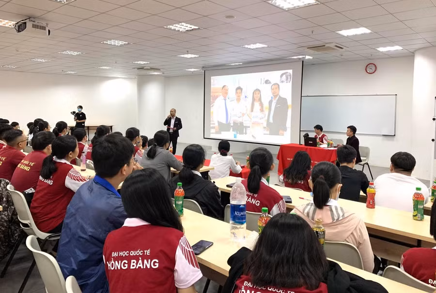 các khoa chuyên môn giới thiệu về các hoạt động của mình