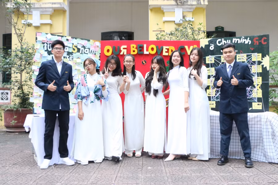 Nhóm bạn cùng nhau lưu lại kỷ niệm đẹp của tuổi học trò trong một năm học đáng nhớ.