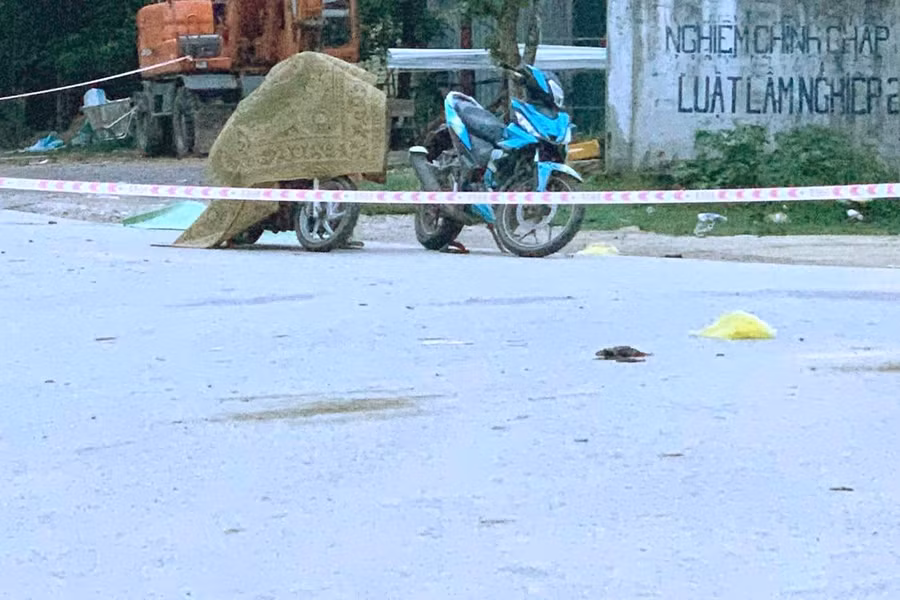 Cơ quan công an đang khám nghiệm hiện trường, điều tra vụ việc.